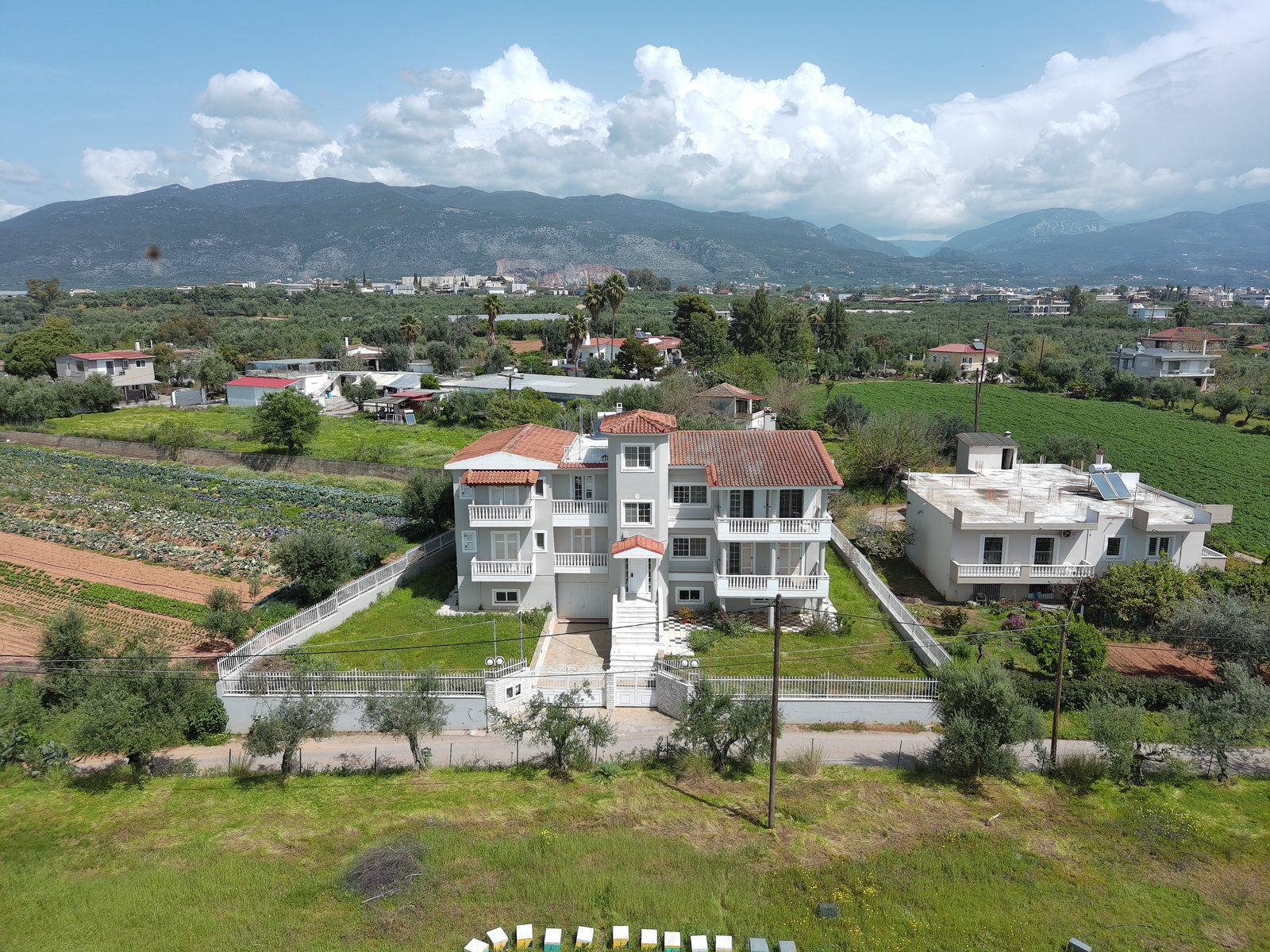 aerial-residence-with-mountain-view-id1717261.jpg Αεροφωτογραφία κατοικίας με θέα στο βουνό