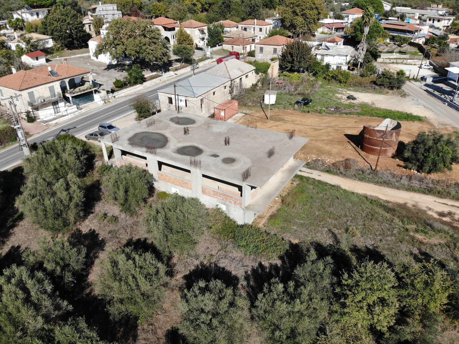 aerial-view-building-main-road-kazarma-id342011.jpg Πολυκατοικία/Κτίριο – 700 τ.μ. – Καζάρμα – Βουφράδα