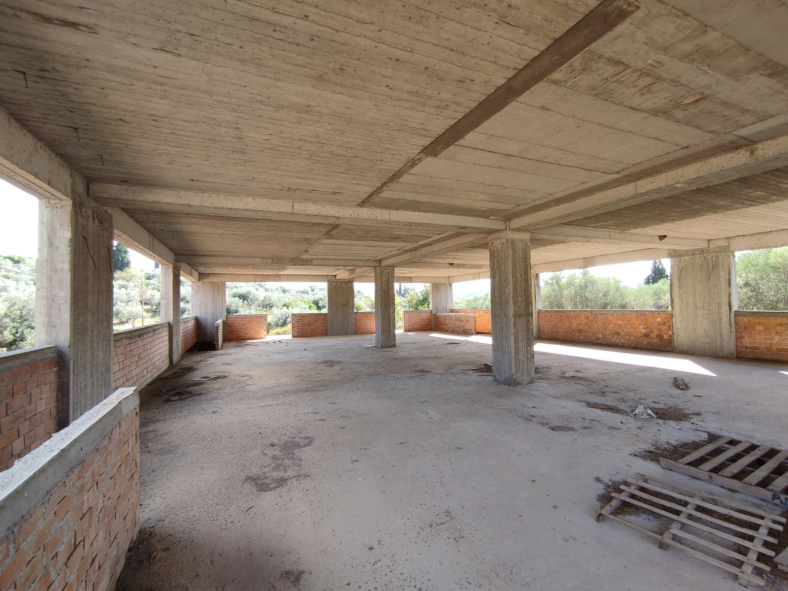 basement-space-with-staircase-kazarma-id342011.jpg Πολυκατοικία/Κτίριο – 700 τ.μ. – Καζάρμα – Βουφράδα