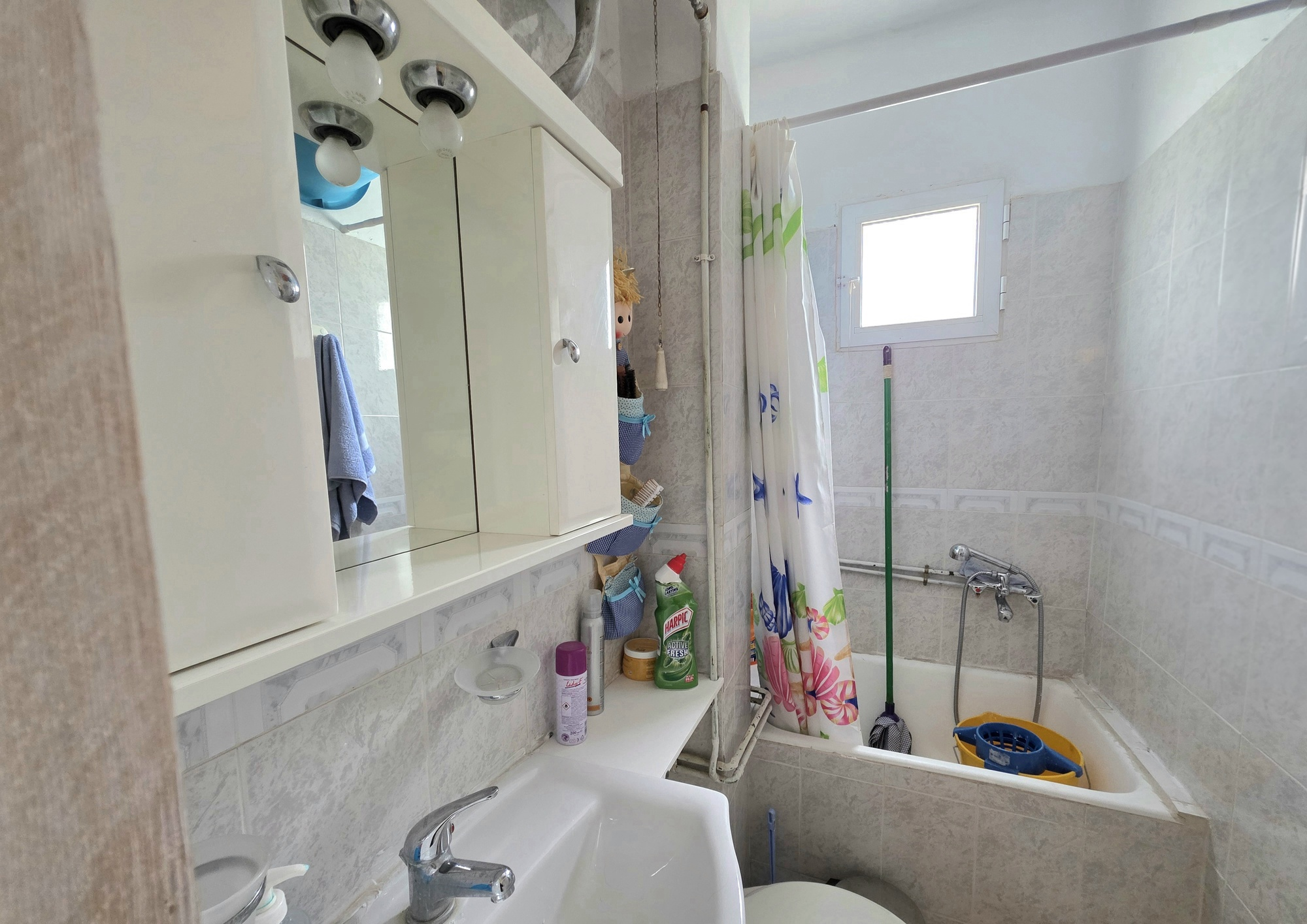 bathroom-with-bathtub-marousi-id2394044.jpg Apartment – 50 m² – Ergatikes Polikatoikies – Marousi