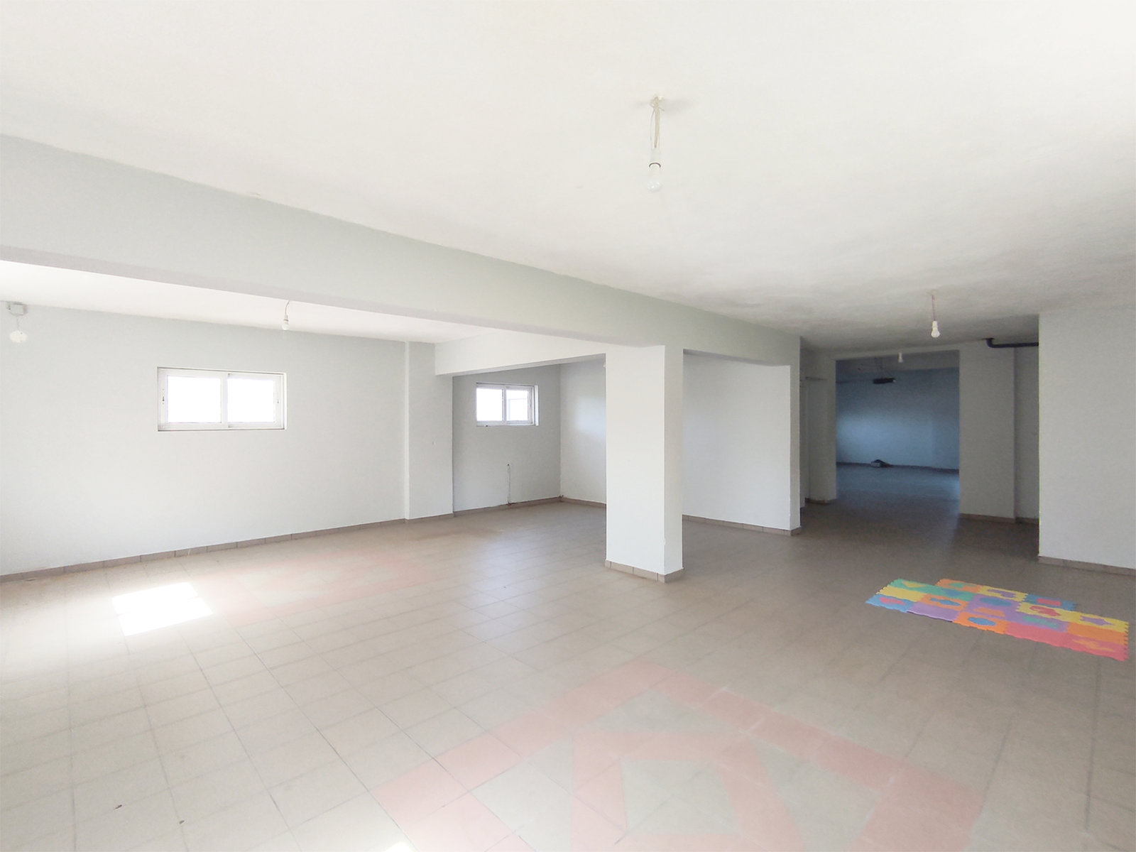 bright-semi-basement-open-area-id1717261.jpg Φωτεινός ημιυπόγειος ανοιχτός χώρος
