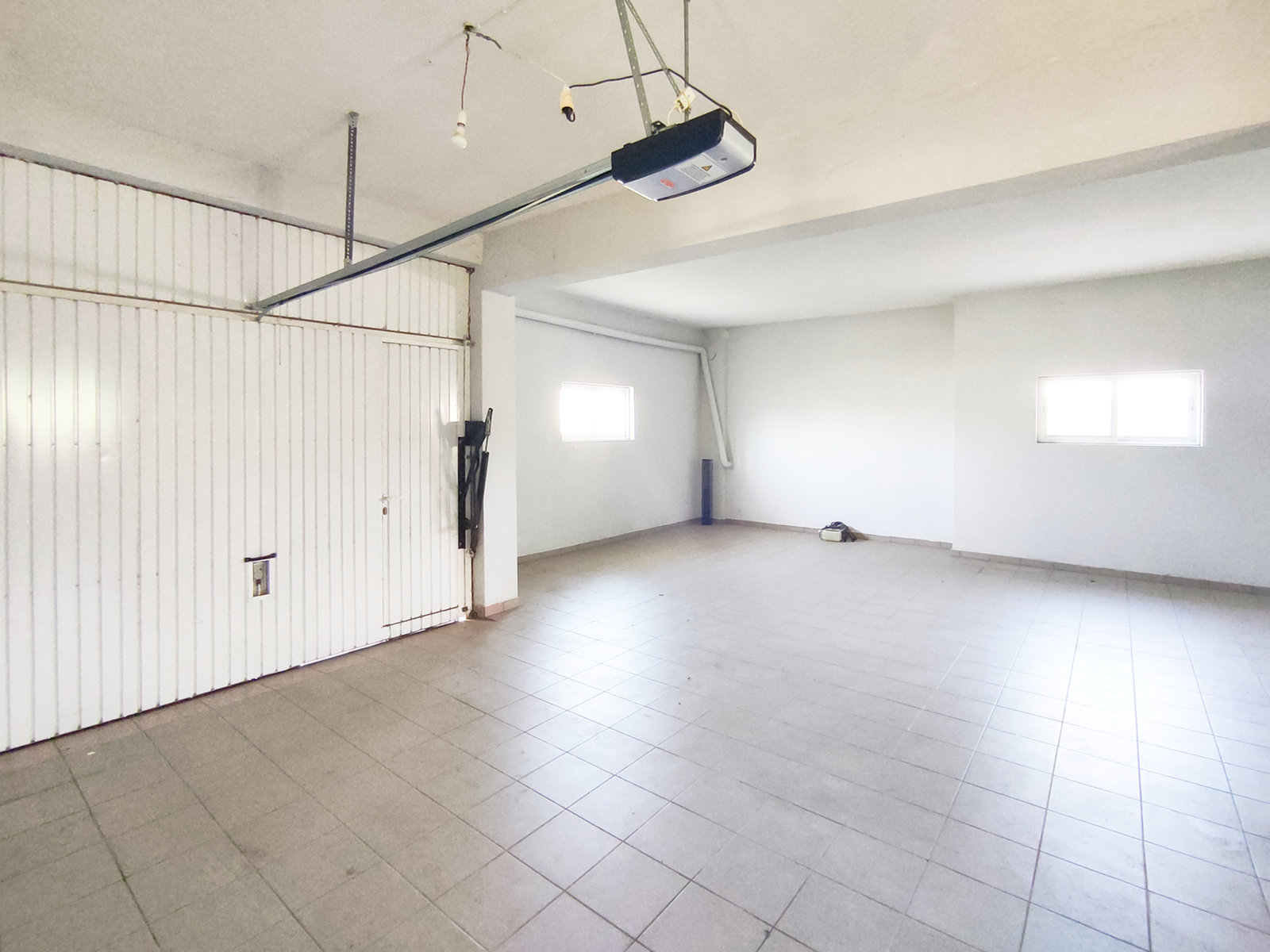 closed-garage-semi-basement-space-id1717261.jpg Κλειστό γκαράζ ημιυπόγειο χώρος