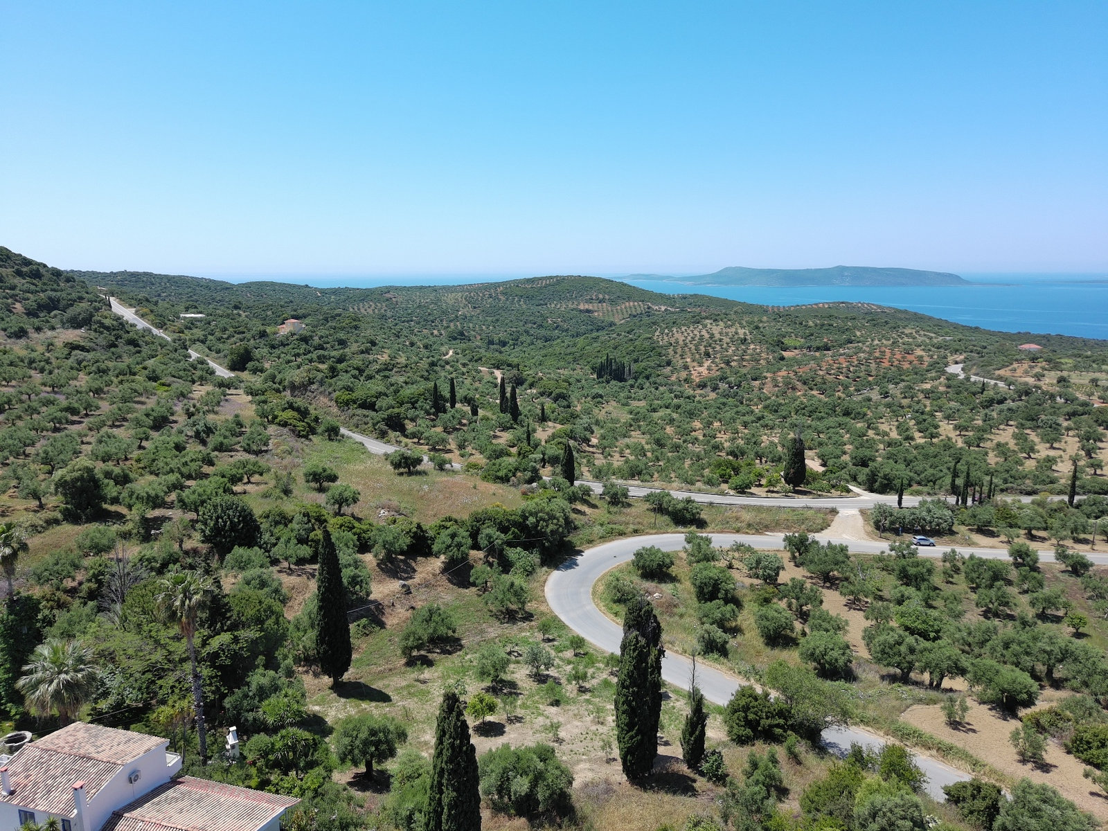 drone-landscape-road-junction-sea-background-id342032.jpg Αεροφωτογραφία τοπίου με διασταύρωση δρόμου και θάλασσα στο βάθος