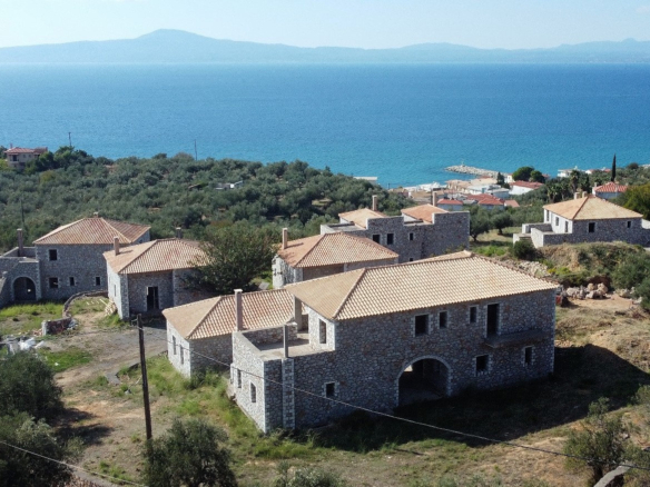 Ανυψωμένα πέτρινα κτίρια με θέα στον Κόλπο του Μεσσηνίου