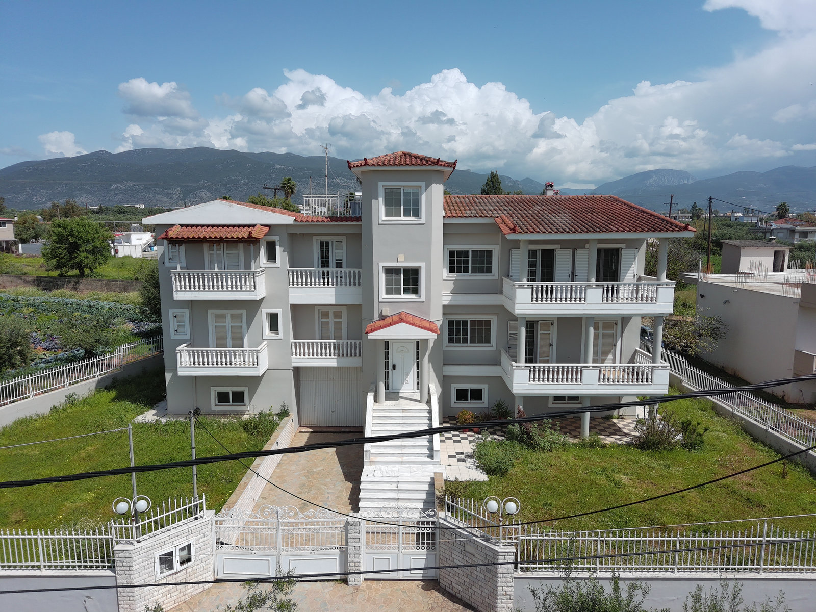 front-aerial-facade-akovitika-residence-id1717261.jpg Αεροφωτογραφία της πρόσθιας όψης του κτιρίου Akovitika Residence