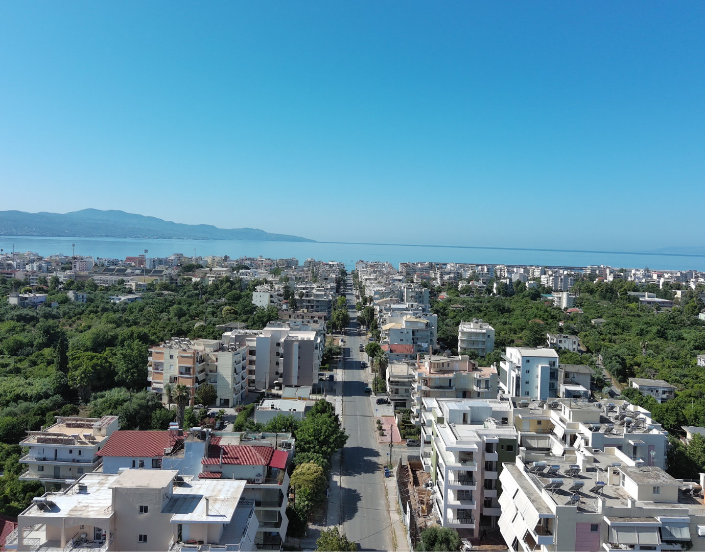 Αεροφωτογραφία με θέα τη θάλασσα στην Καλαμάτα