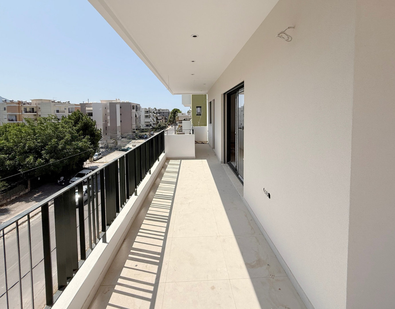Μακριά καλυμμένη βεράντα με θέα στην πόλη