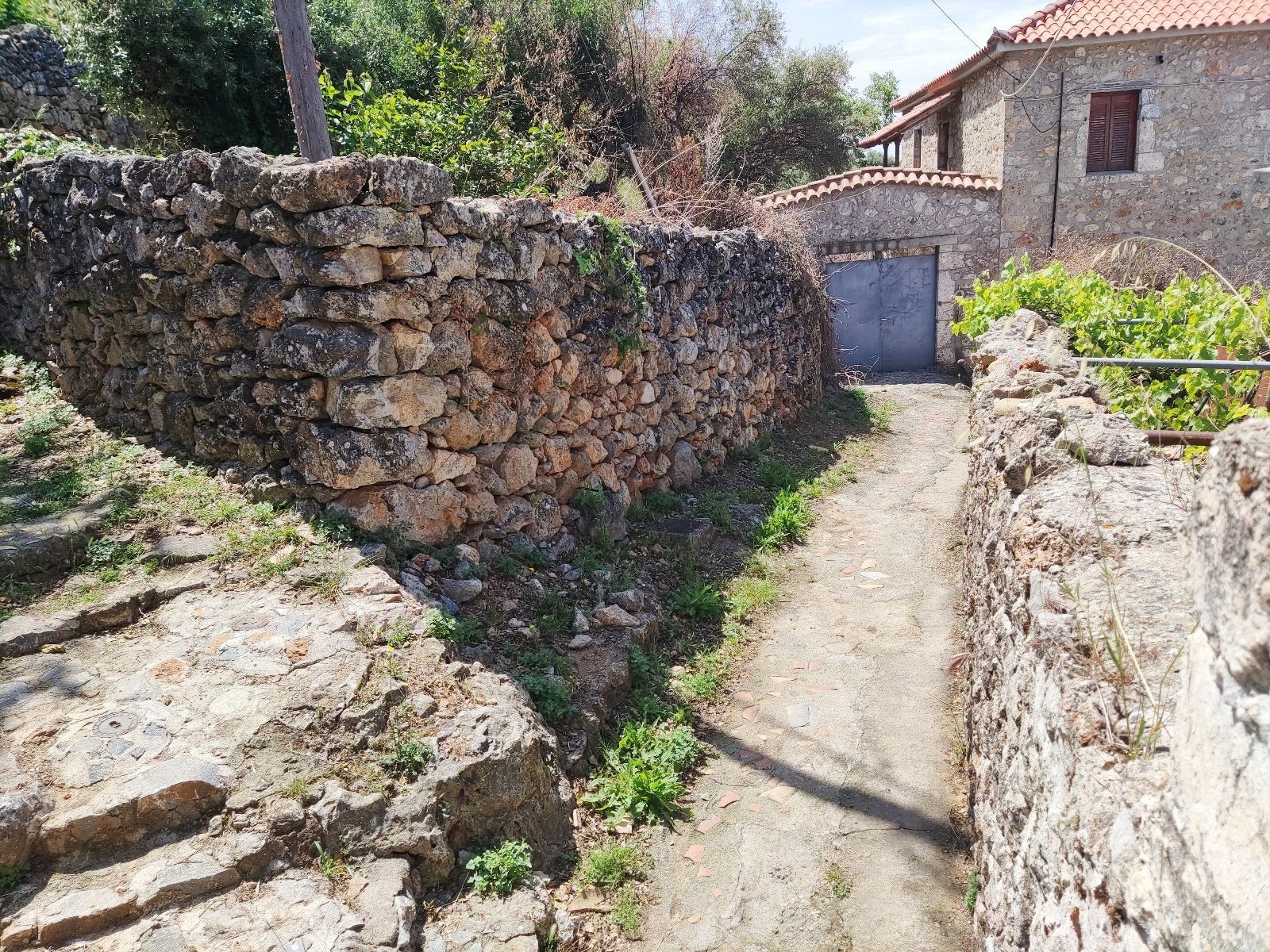 stone-paved-alley-traditional-village-verga-kalamata-id342304.jpg Detached House – 156 m² – Kato Verga – Kalamata