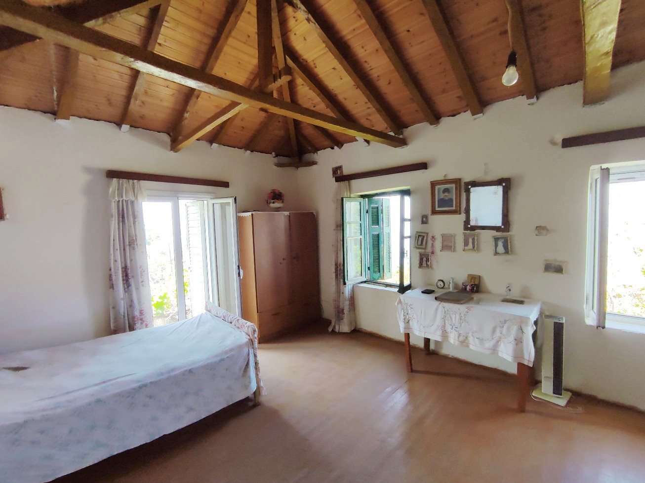 traditional-bedroom-wooden-ceiling-verga-kalamata-id342304.jpg Detached House – 156 m² – Kato Verga – Kalamata