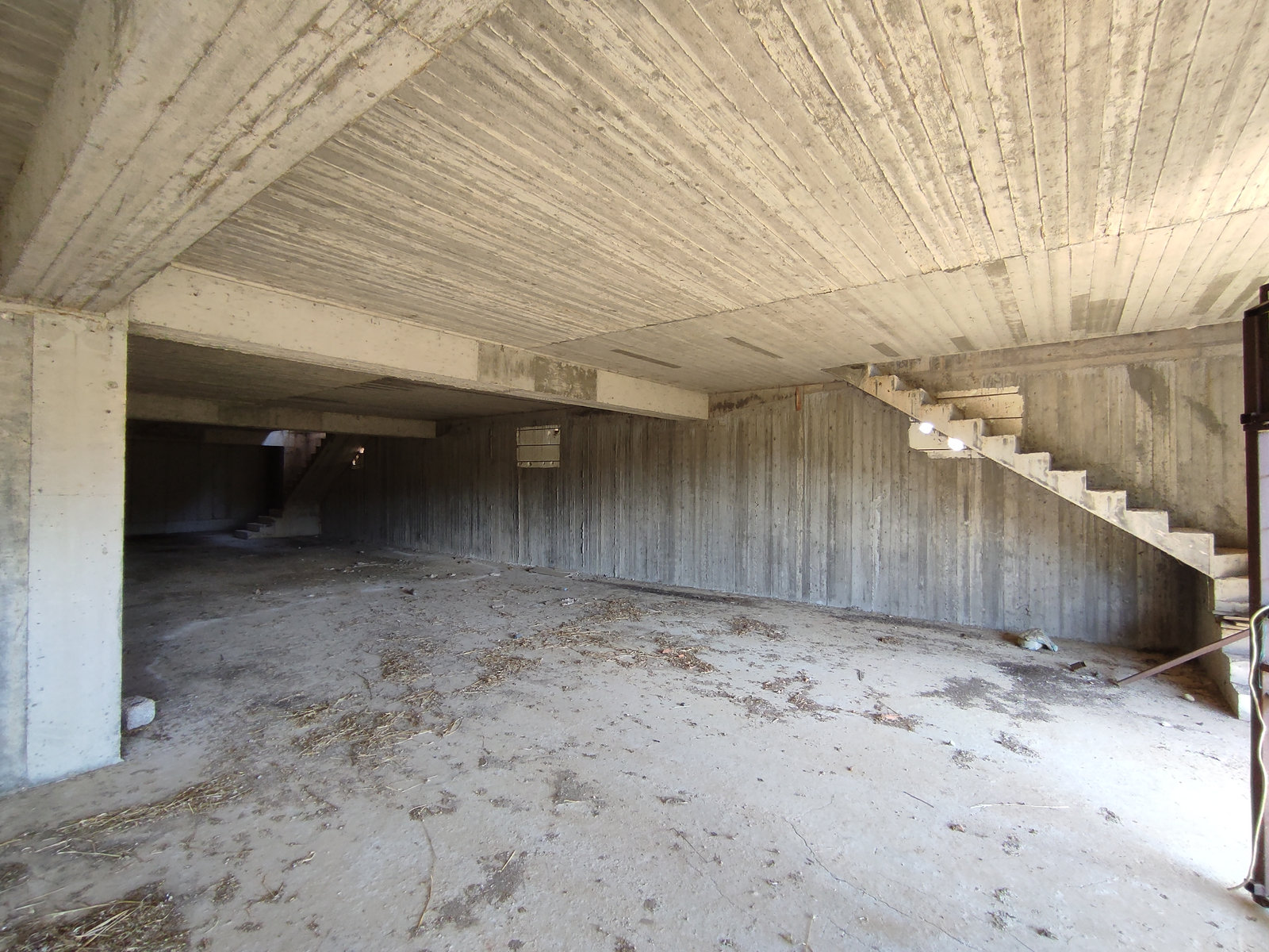 unfinished-basement-open-space-kazarma-id342011.jpg Πολυκατοικία/Κτίριο – 700 τ.μ. – Καζάρμα – Βουφράδα