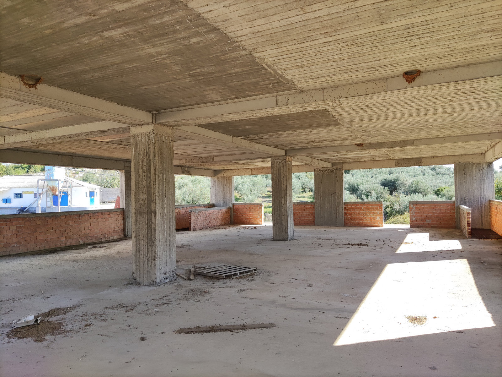 upper-level-open-concrete-space-kazarma-id342011.jpg Πολυκατοικία/Κτίριο – 700 τ.μ. – Καζάρμα – Βουφράδα