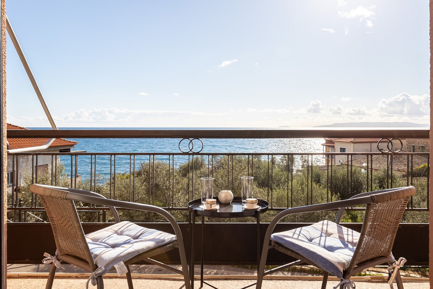 balcony-table-sea-view-kardamyli-id1898549.jpg Μπαλκόνι με τραπέζι και θέα στη θάλασσα στο Καρδαμύλι