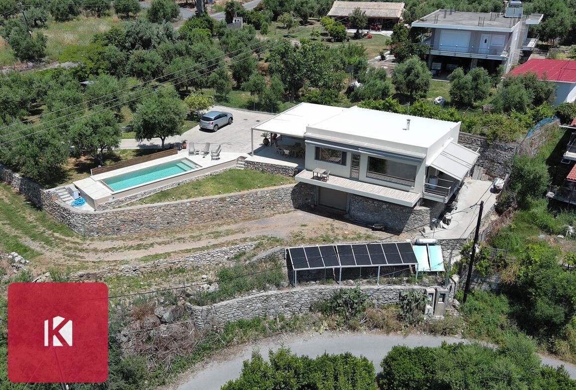 Πωλείται μονοκατοικία 200 τ.μ. με πισίνα και πανοραμική θέα στην Καλαμάτα