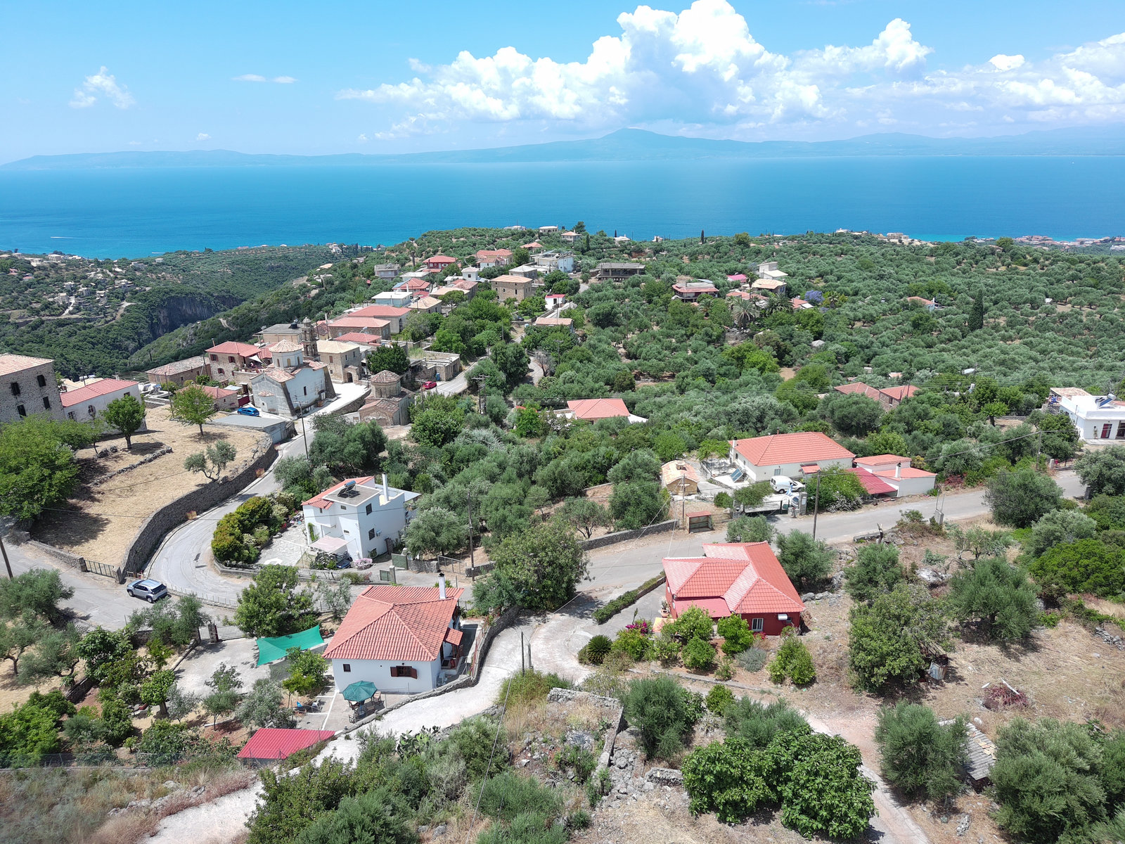 Θέα στη θάλασσα από το χωριό της Μεγάλης Μαντίνειας