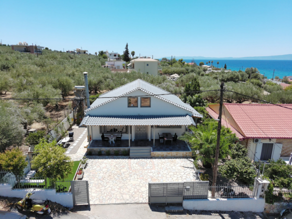 Αεροφωτογραφία μονοκατοικίας δίπλα στη θάλασσα