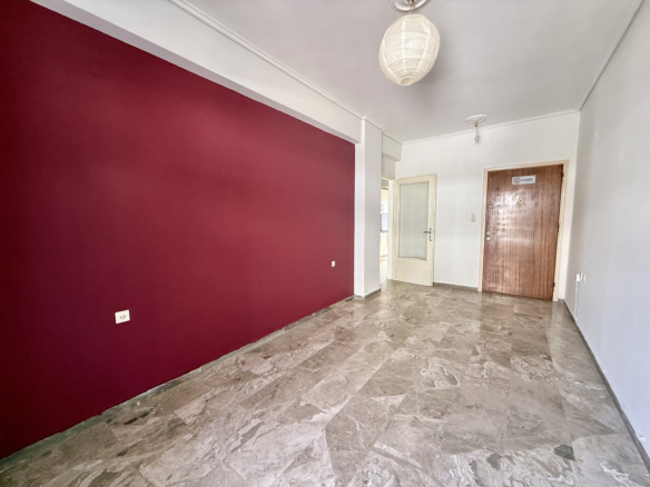 Διαμέρισμα 49 τ.μ. στο κέντρο της Καλαμάτας, σαλόνι με είσοδο