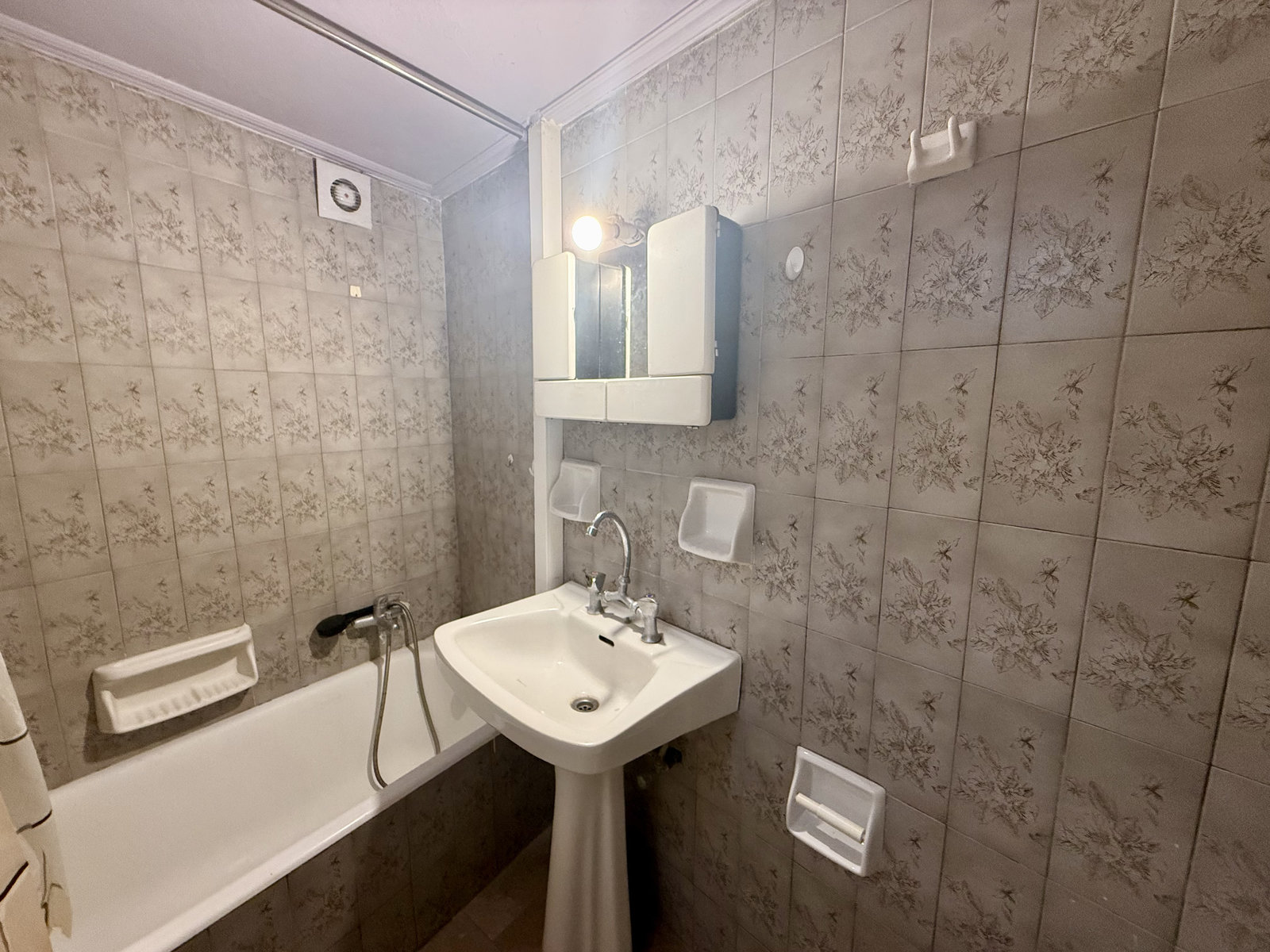 kalamata-center-apartment-bathroom Μπάνιο σε κεντρικό διαμέρισμα στην Καλαμάτα