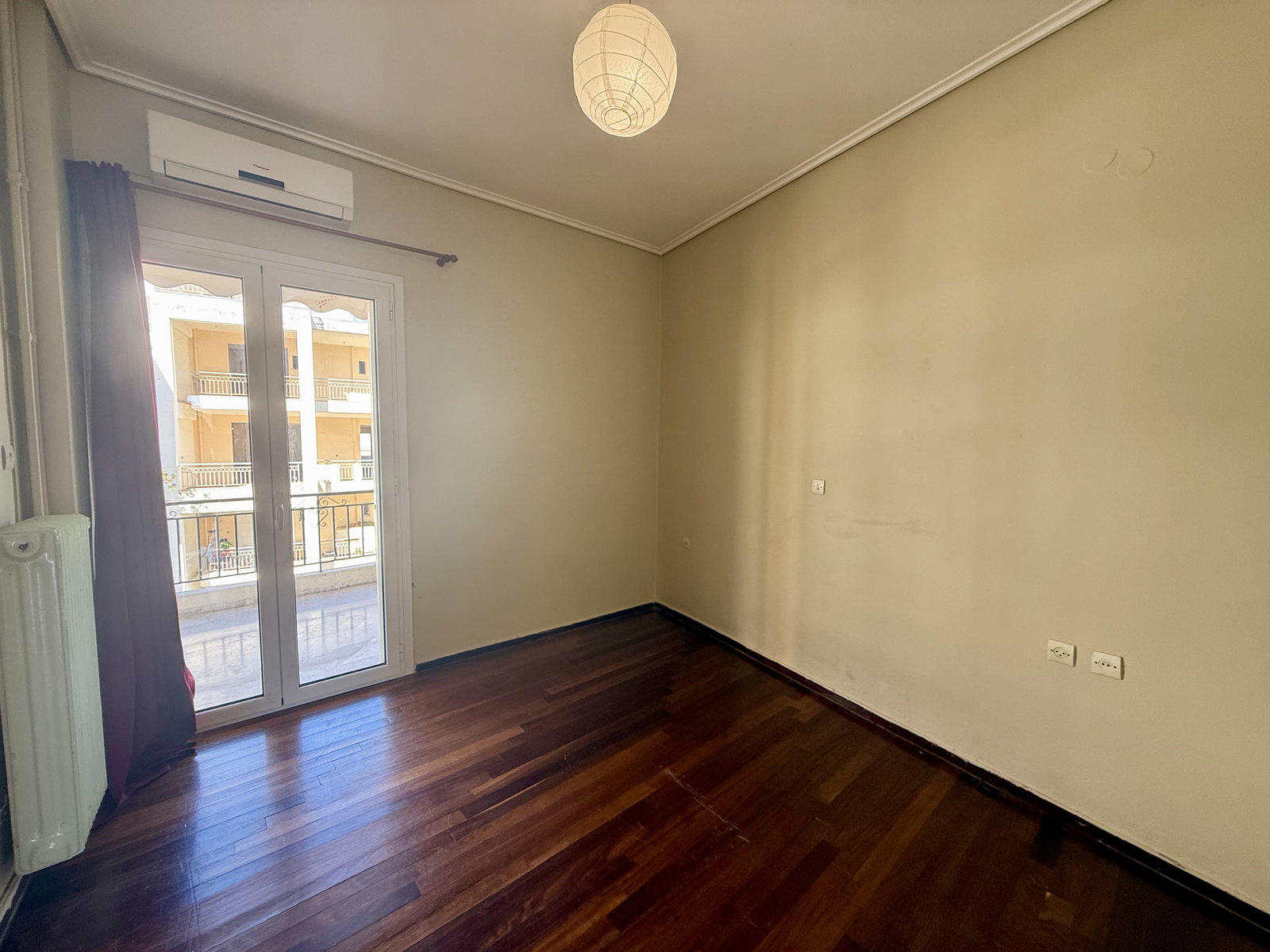 kalamata-center-apartment-bedroom-balcony Δωμάτιο υπνοδωματίου με μπαλκόνι σε κέντρο Καλαμάτας