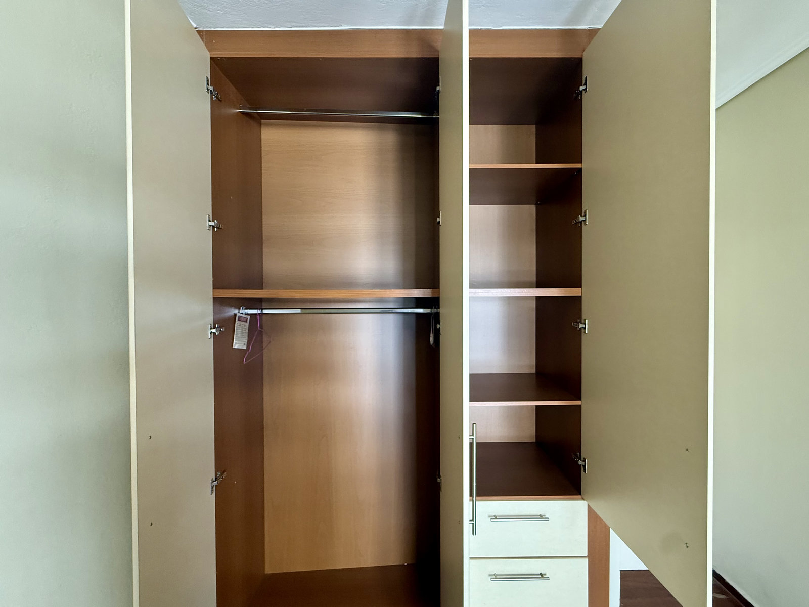 kalamata-center-apartment-bedroom-wardrobe-storage Ντουλάπα αποθήκευσης σε υπνοδωμάτιο κεντρικού διαμερίσματος Καλα…