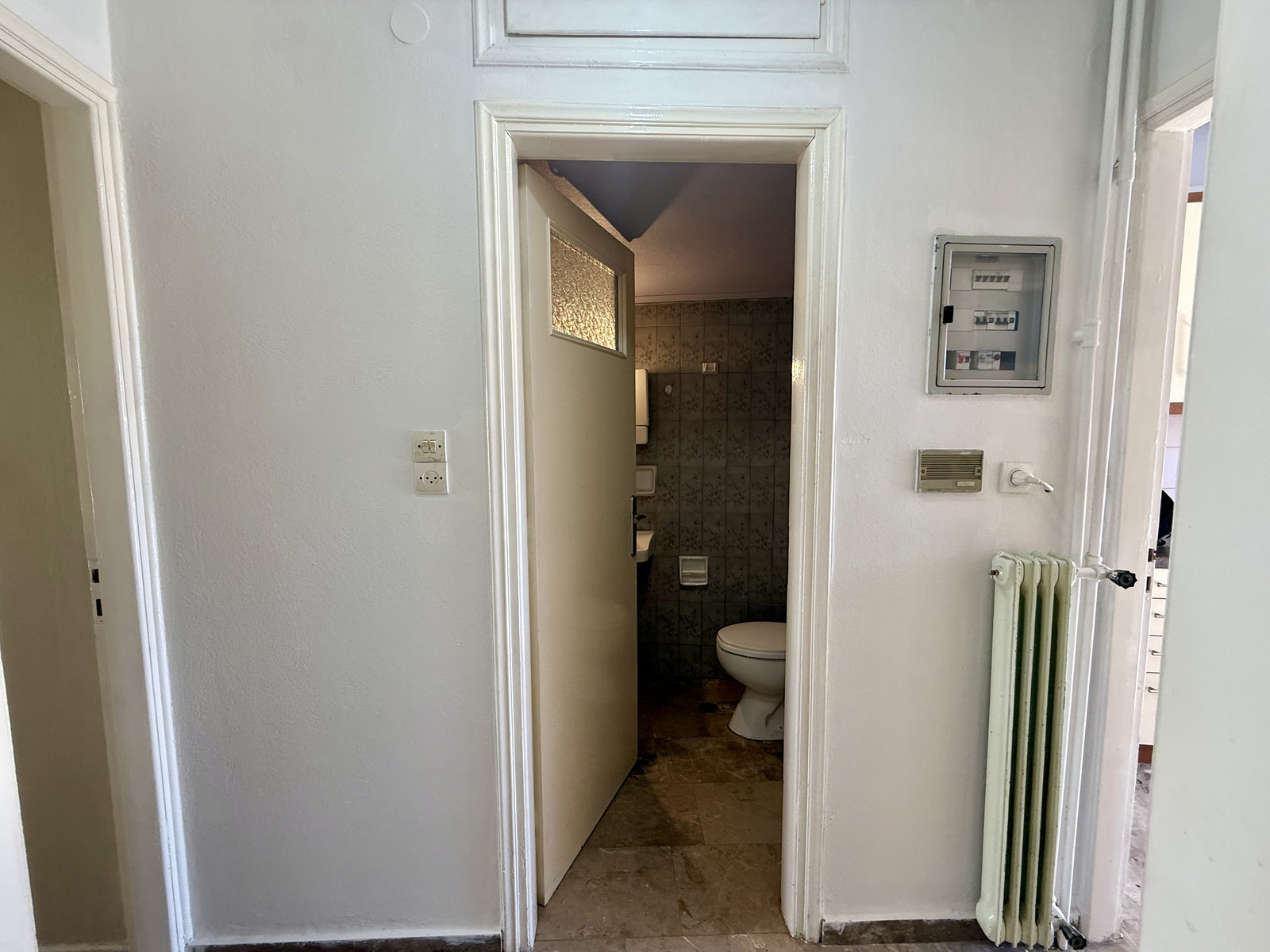 kalamata-center-apartment-hallway-bathroom-access Δρόμος μπάνιου σε διαμέρισμα στο κέντρο της Καλαμάτας