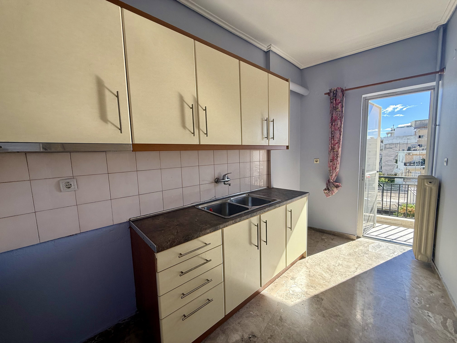 kalamata-center-apartment-kitchen-balcony Κουζίνα με μπαλκόνι σε διαμέρισμα στο κέντρο της Καλαμάτας
