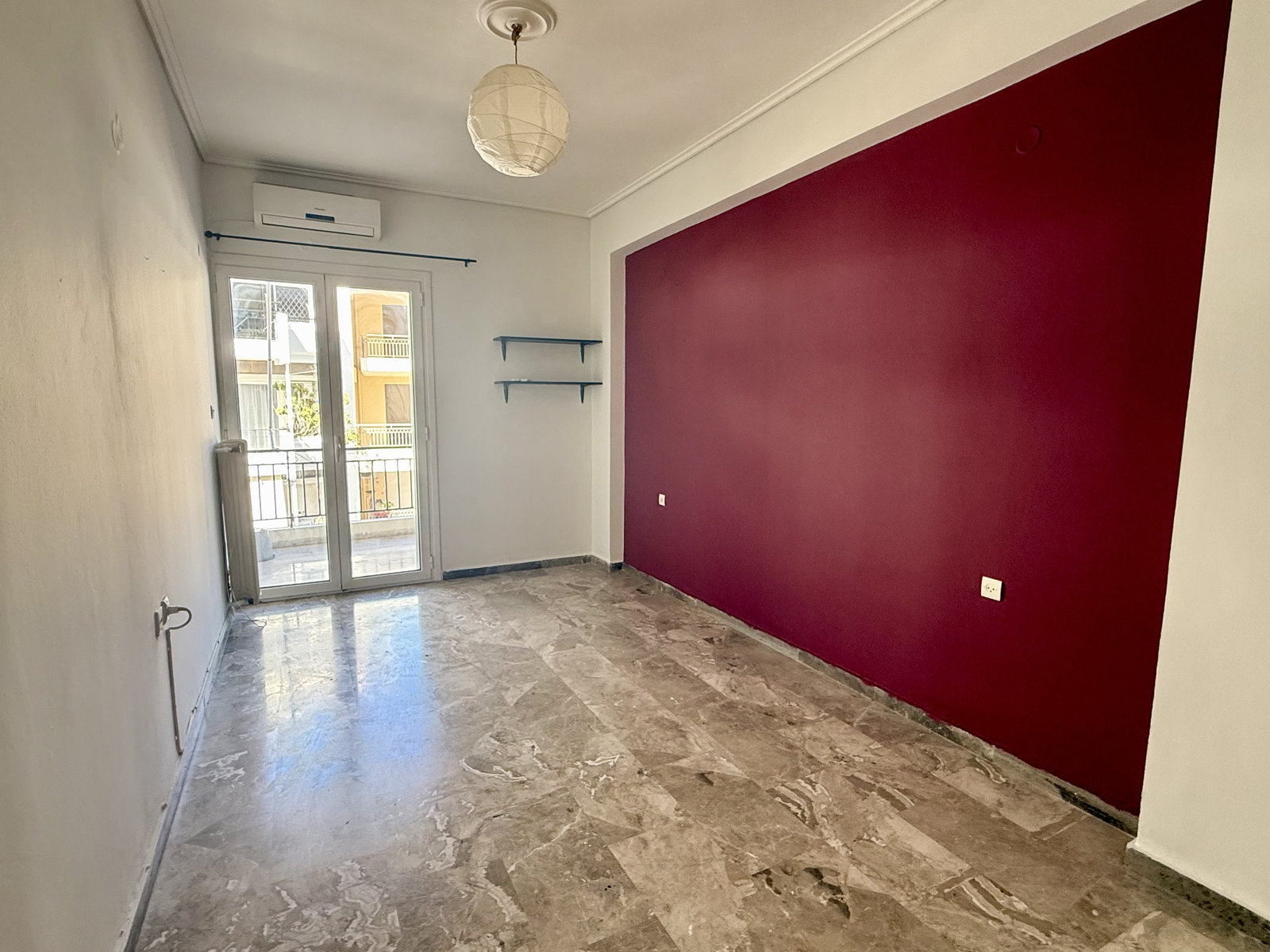 kalamata-center-apartment-living-room-balcony Σαλόνι με μπαλκόνι σε κεντρικό διαμέρισμα στην Καλαμάτα